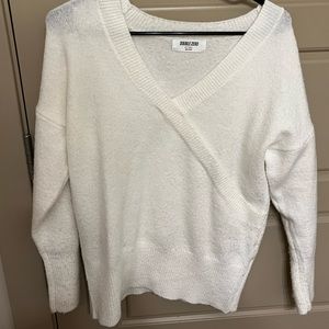 Double Zero- Long sleeve V-neck- Cross in front